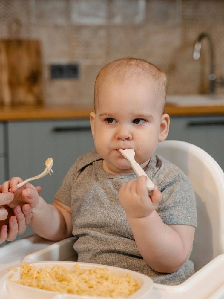 bebê de 6 meses no início da introdução alimentar