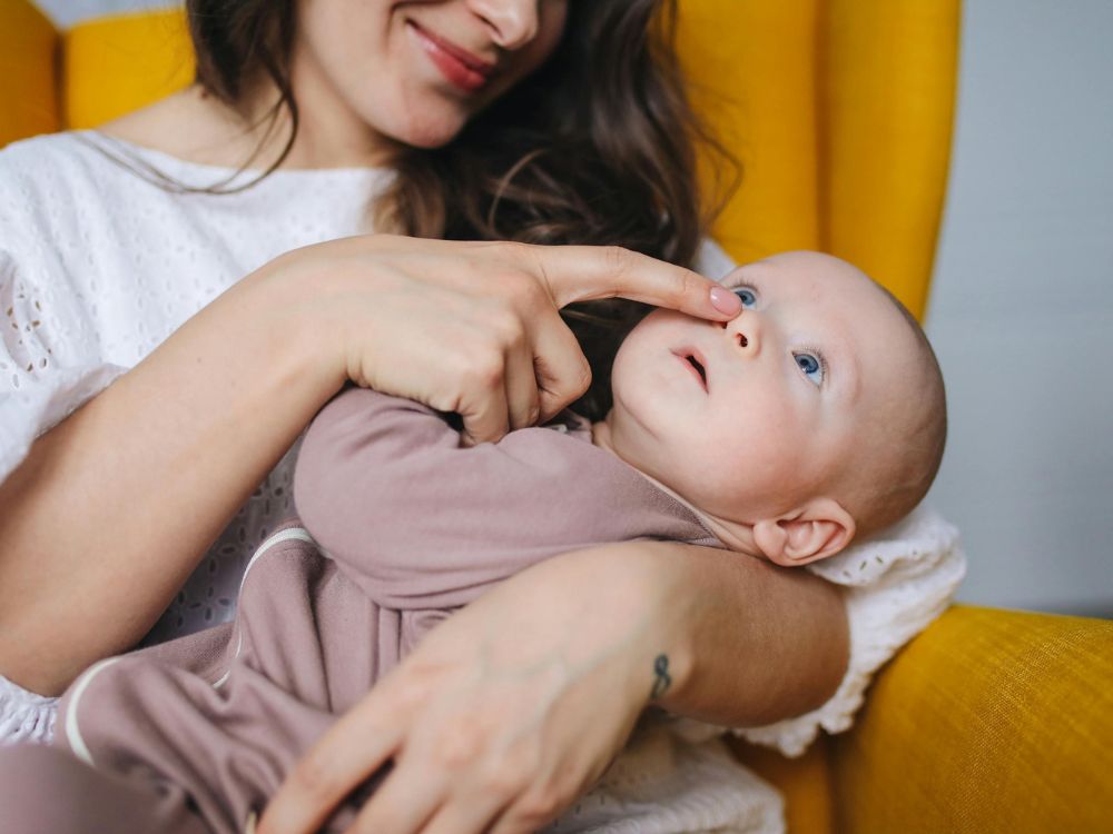 mãe estimulando a linguagem do seu bebê de 6 meses