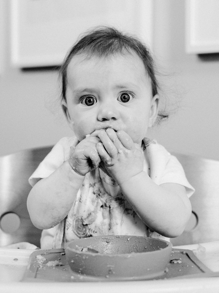 bebê se sujando com a comida durante a introdução alimentar