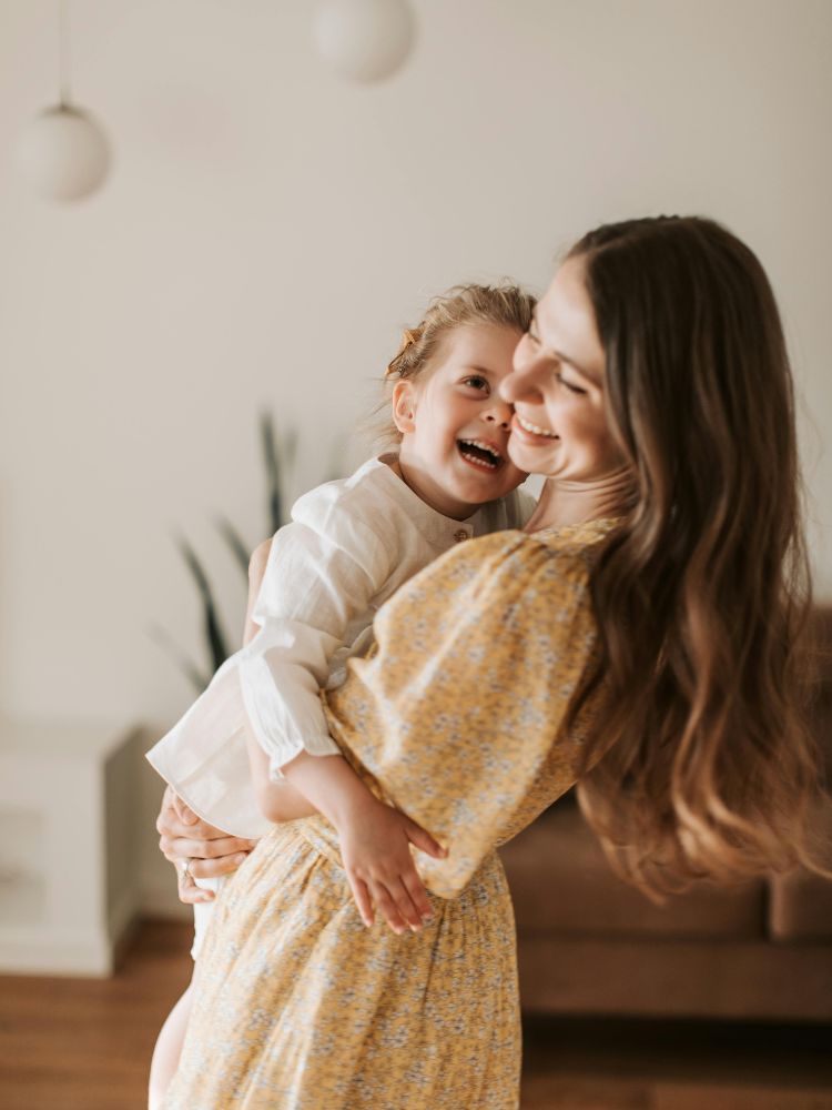 mãe atípica segurando sua filha no colo