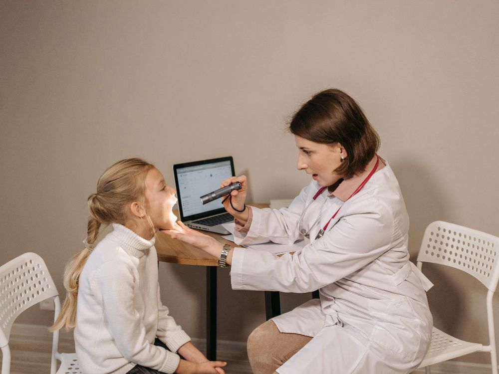 visita ao pediatra é uma estratégia para proteger bebês e crianças no tempo seco