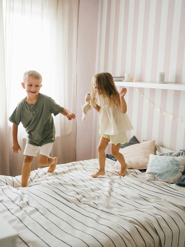 crianças brincando com roupas leves e confortáveis para se proteger no tempo seco