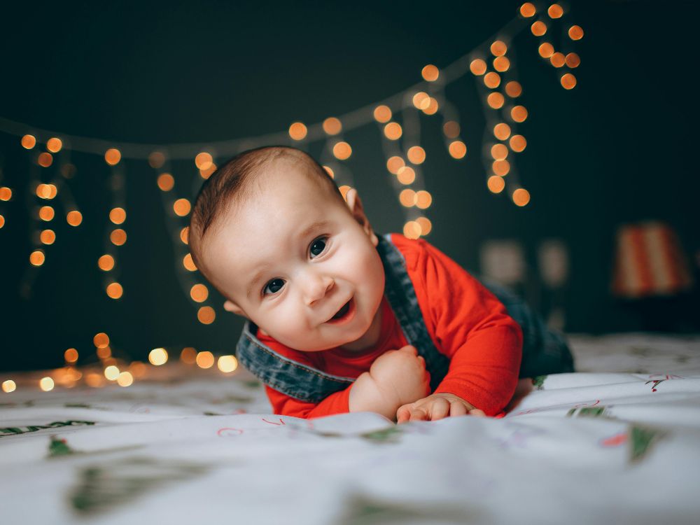 bebê de 3 meses no tummy time sorrindo