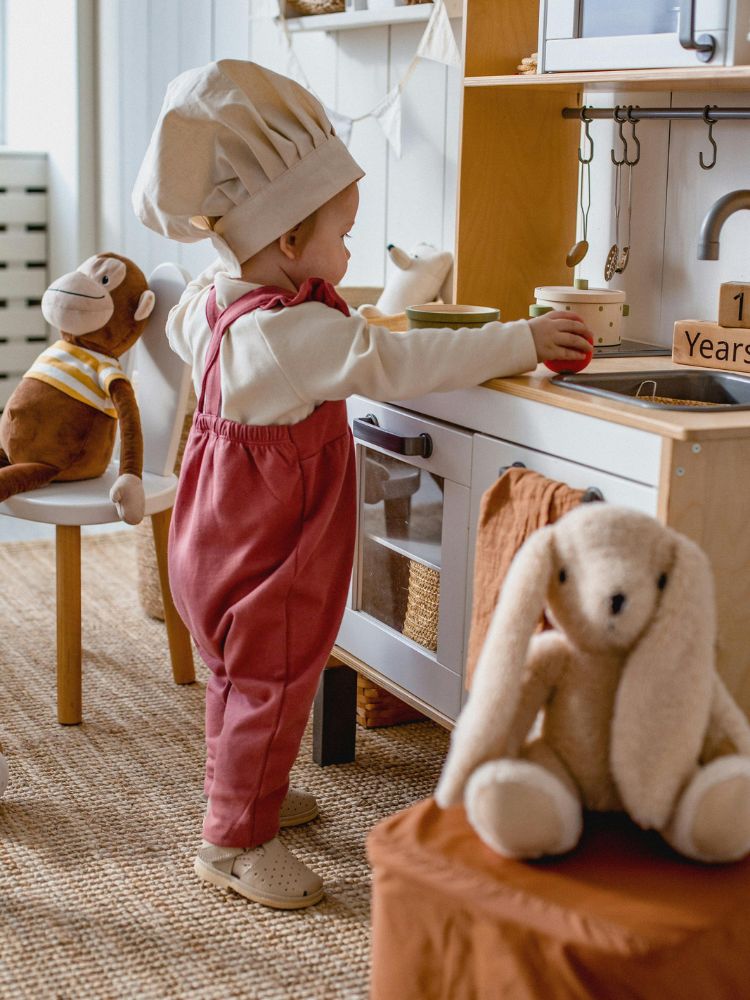 bebê desenvolvendo sua autonomia e independência